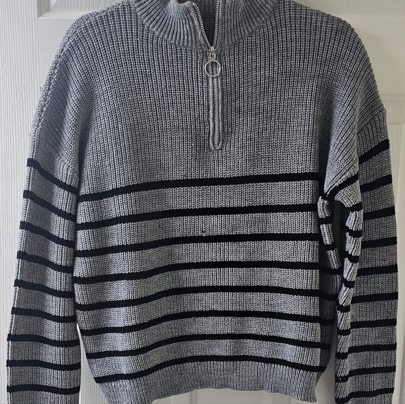Shein Sweater Quarter Zip-Up Grey and Black Large Cropped - Picture 2 of 10